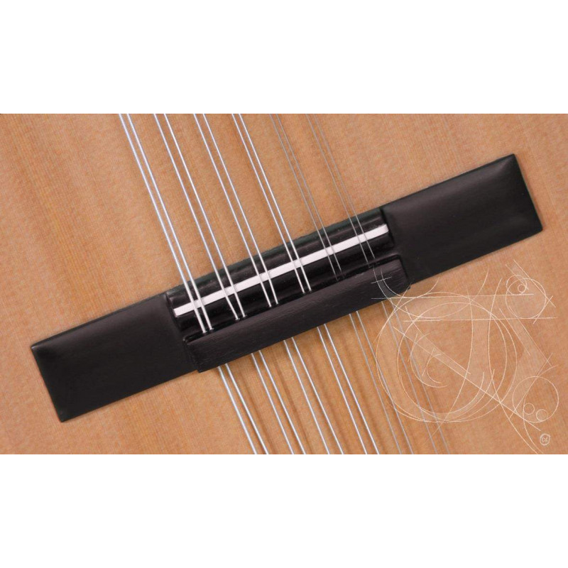 Laúd Alhambra L-2 C OP, un instrumento tradicional con tapa de Cedro macizo y aros y fondo de Sapelli.