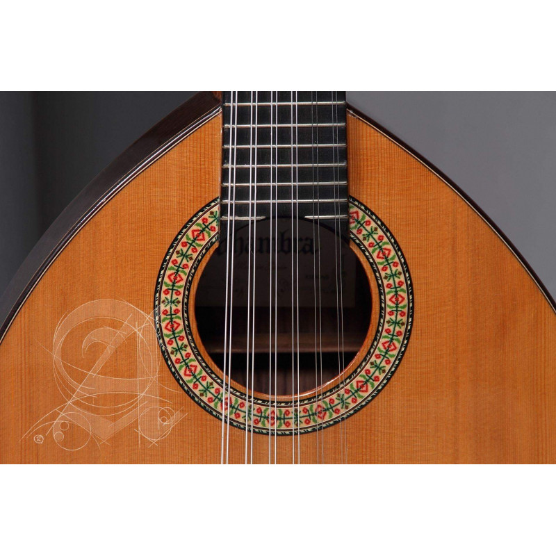 Bandurria Alhambra B-4P un instrumento tradicional con tapa de Cedro macizo y aros y fondo de Palosanto de India.
