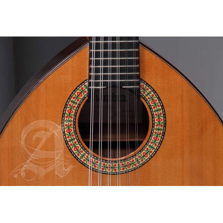 Bandurria Alhambra B-4P un instrumento tradicional con tapa de Cedro macizo y aros y fondo de Palosanto de India.