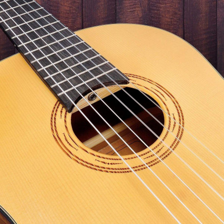 Guitarra clásica 3/4 con tapa de abeto macizo y roseta grabada