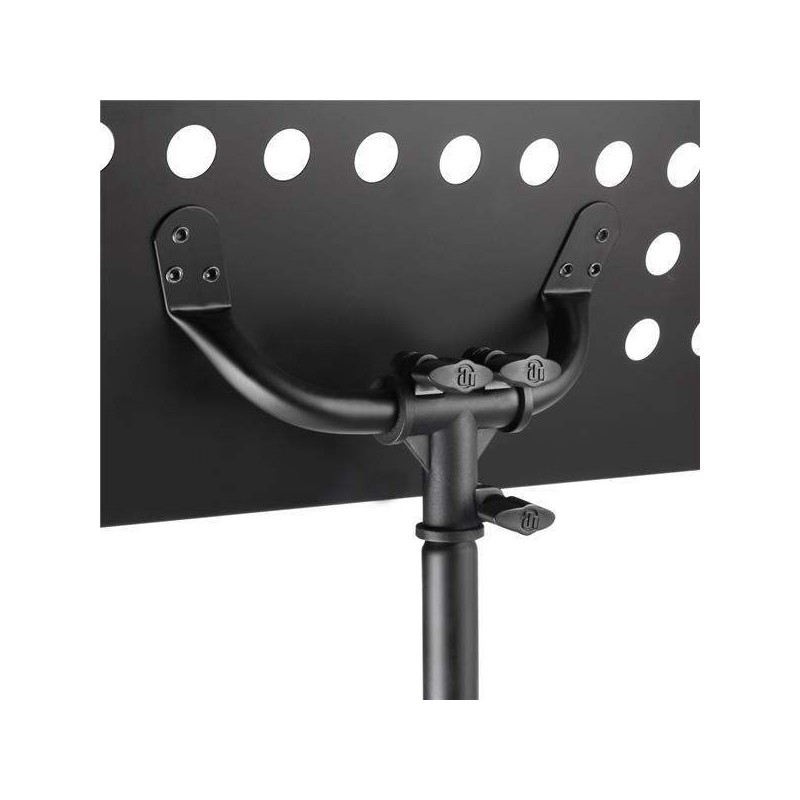 Atril profesional Adam Hall SMS17 con la bandeja perforada, trípode plegable y ajustable en altura, muy resistente.
